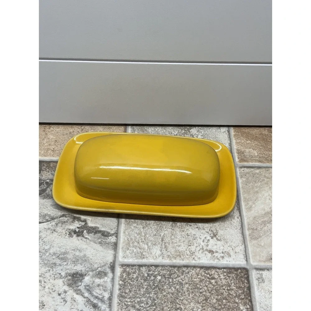 Home Yellow Ceramic Butter Dish with Lid Glossy Rectangular 9 Inch Tray